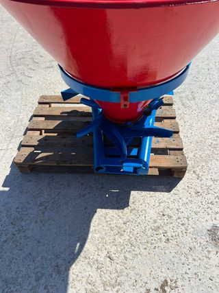 ABONADORA SEMBRADORA AGUIRRE 500 KG