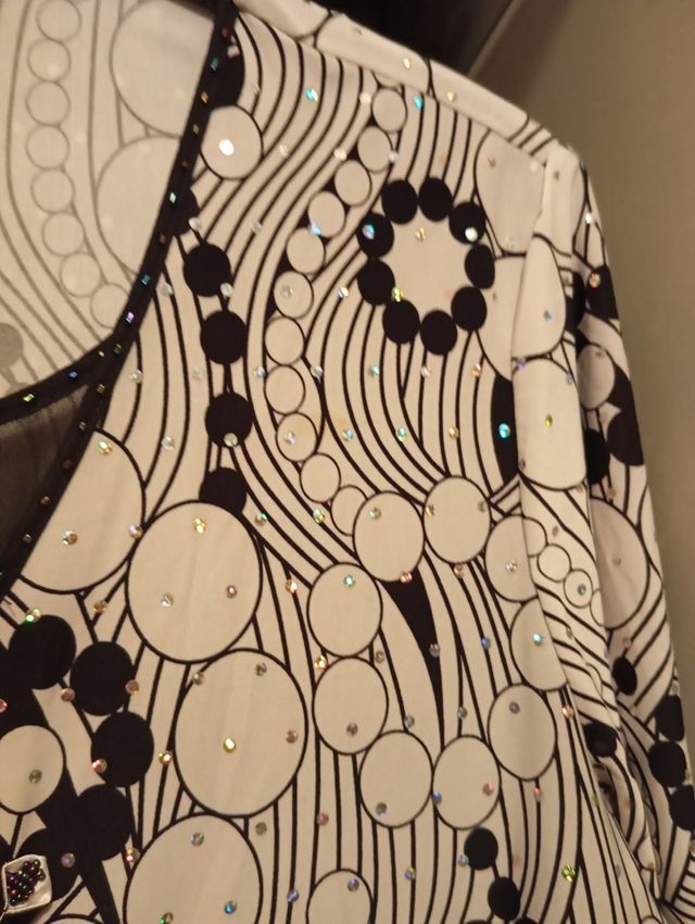 BLUSA MUJER NUEVA PRECIOSA ADORNOS BRI.