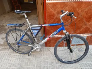 Bicicleta de montaña más accesorios