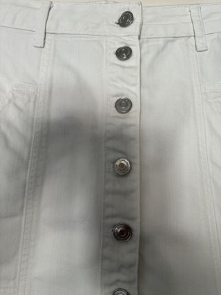Falda vaquera blanca de Stradivarius. Talla 40