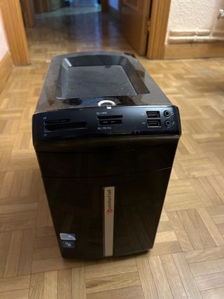 Ordenador sobremesa con pantalla