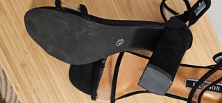 Zapato tacón negro y transparente