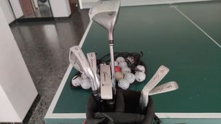 palos de golf INESIS 300 con bolsa y  bolas