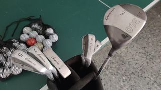 palos de golf INESIS 300 con bolsa y  bolas