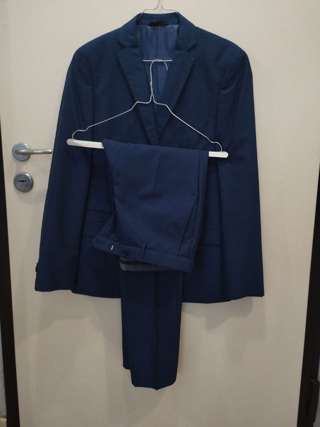 Abito da uomo elegante blu