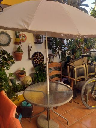 MESA DE HIERRO Y CRISTAL Y PARASOL