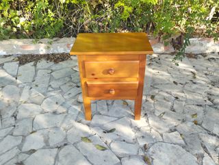 Mesita de noche de madera