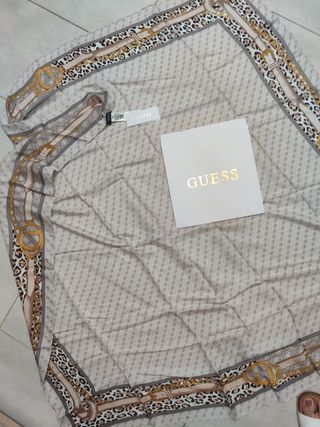 Pañuelo beige con leopardo Guess original