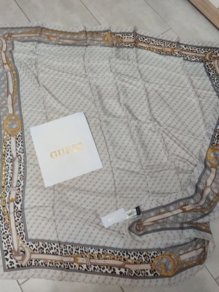 Pañuelo beige con leopardo Guess original