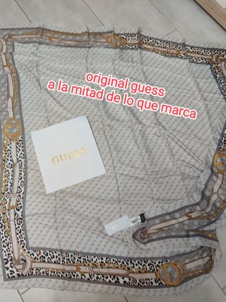 Pañuelo beige con leopardo Guess original