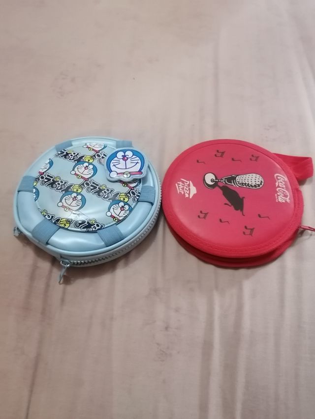 2 guarda CDs de Doraemon e Pepsi