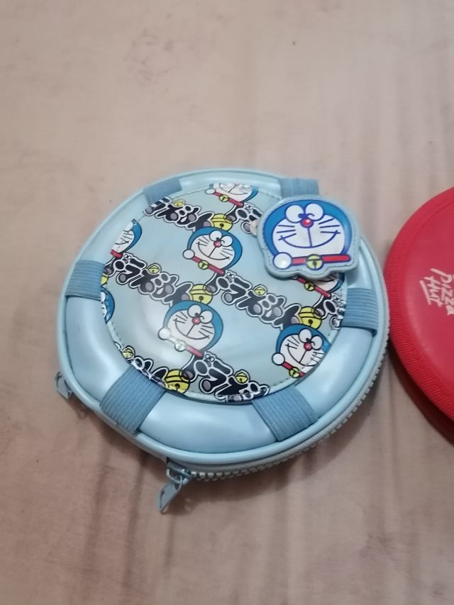 2 guarda CDs de Doraemon e Pepsi