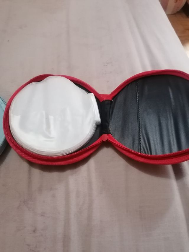 2 guarda CDs de Doraemon e Pepsi