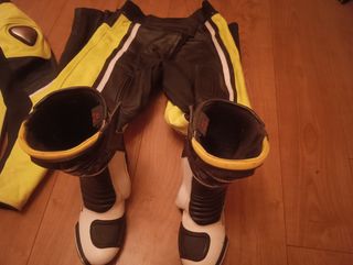 Mono de 2 piezas con botas y guantes