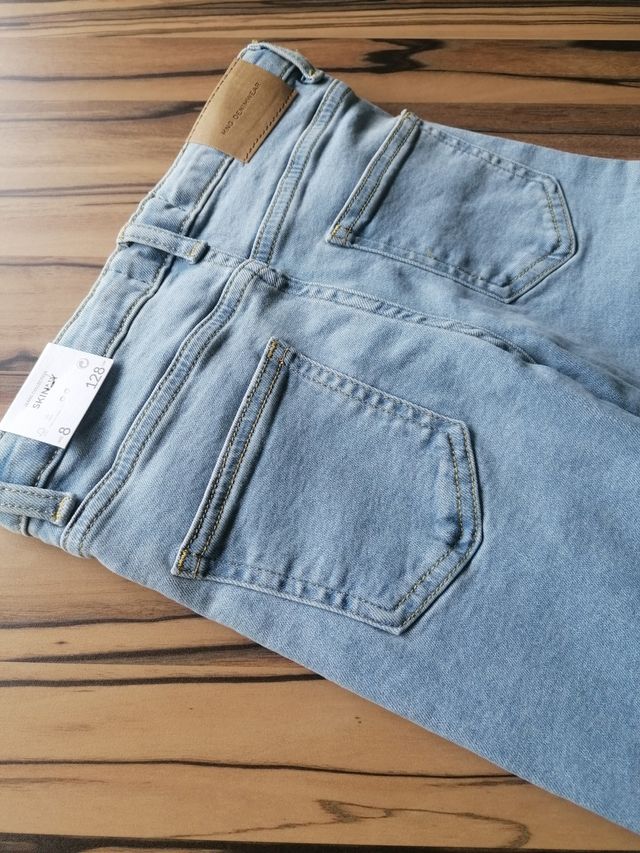 Jeans vaqueros azul claro T8, años 128 cms.