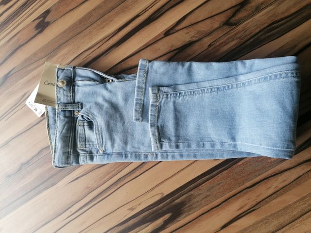 Jeans vaqueros azul claro T8, años 128 cms.