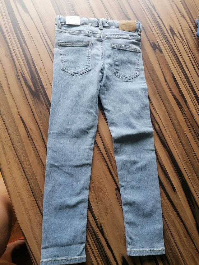 Jeans vaqueros azul claro T8, años 128 cms.