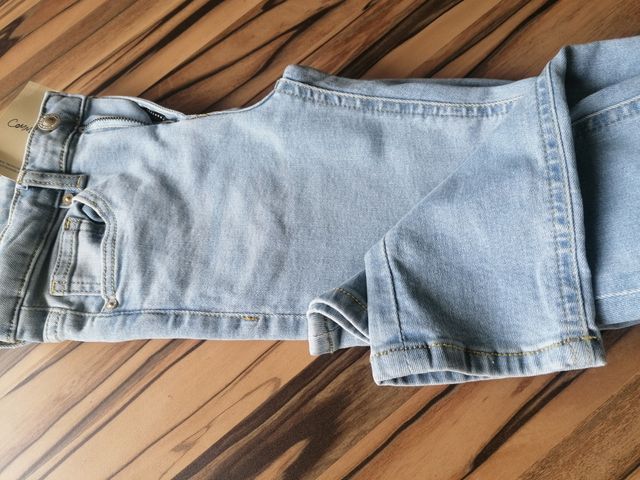 Jeans vaqueros azul claro T8, años 128 cms.