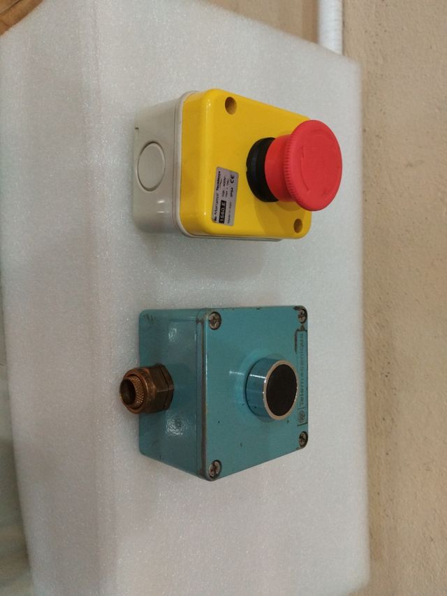 Material eléctrico paro emergencia pulsador