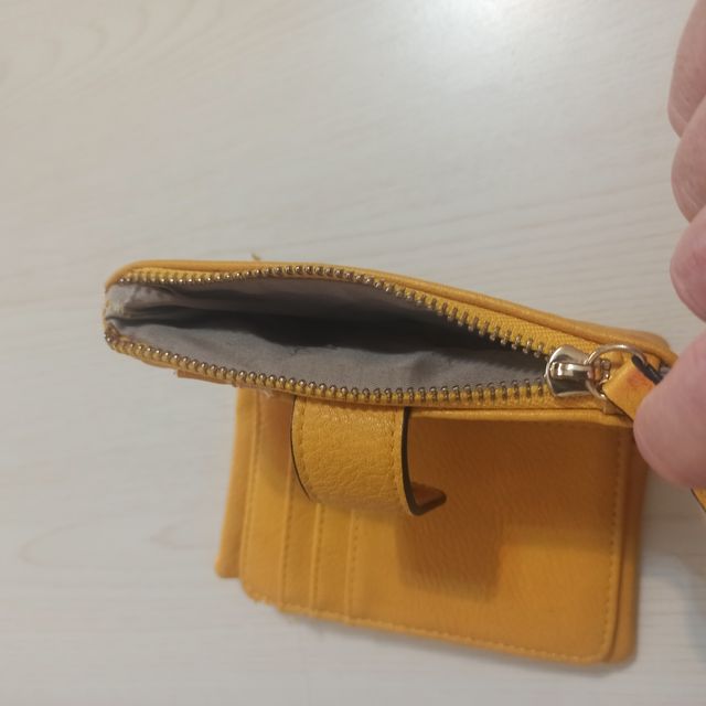 Portafoglio giallo