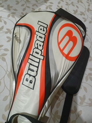 Raqueta pádel Bullpadel con funda