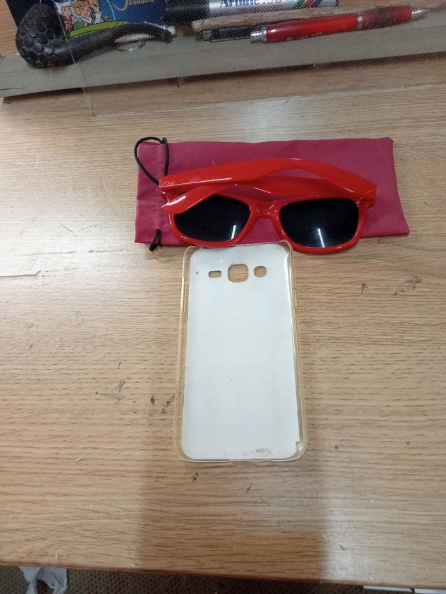 Gafas de sol y protector movil