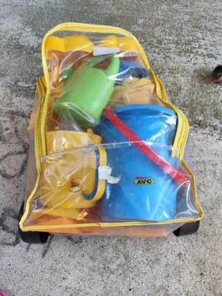 Juguetes para arena con carrito.