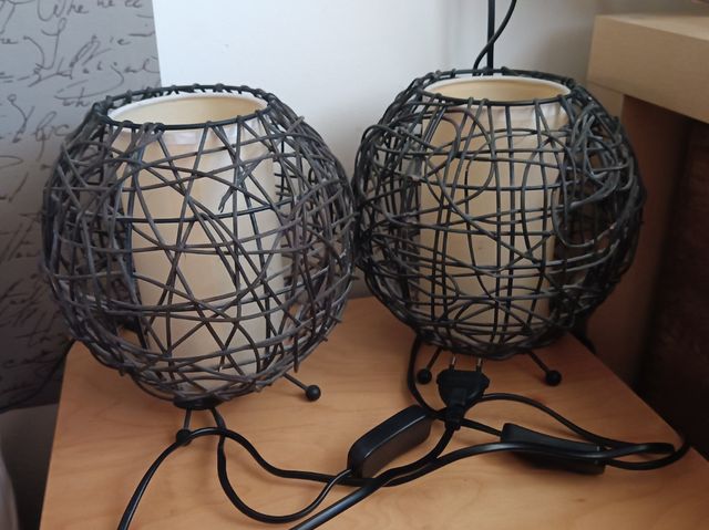 Lámpara de techo y mesitas