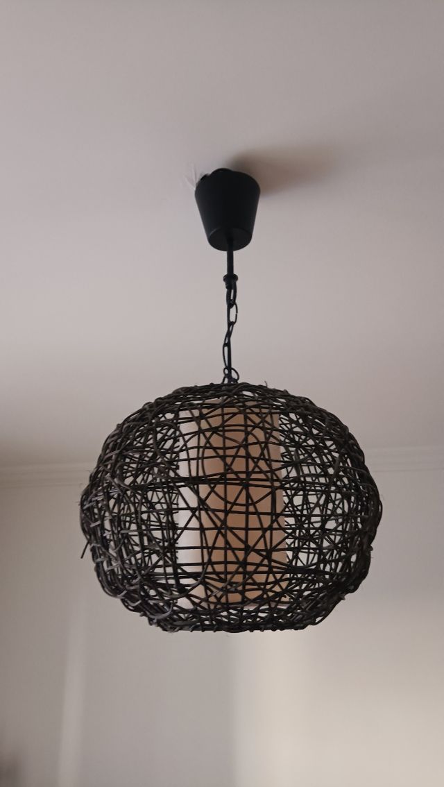 Lámpara de techo y mesitas