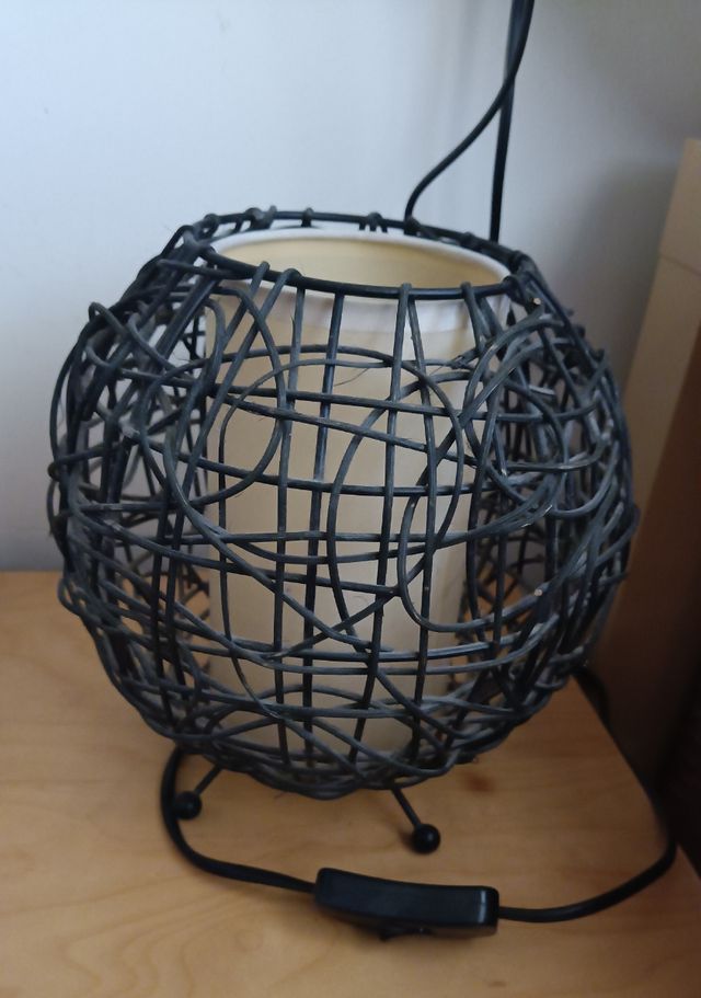 Lámpara de techo y mesitas