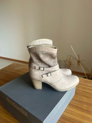 Stivaletti estivi nuovi