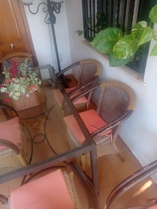 Mesa y 4 sillones de jardín