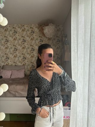 Blusa negra de flores