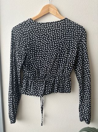 Blusa negra de flores