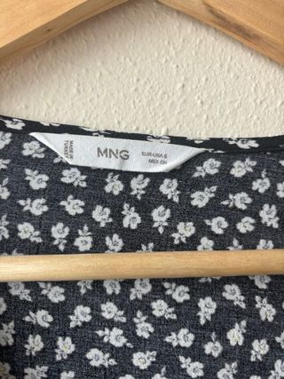 Blusa negra de flores