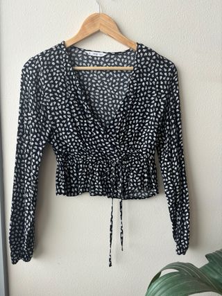 Blusa negra de flores