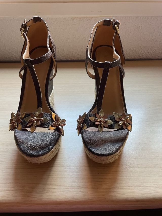 Sandalias Mickael Koors preciosas