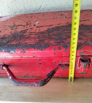 Antigua maleta industrial