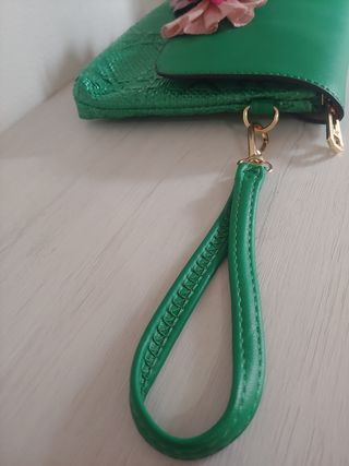 Bolso de mano y tocado decorados 