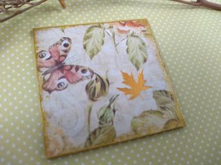 Precioso imán de hojas y mariposa