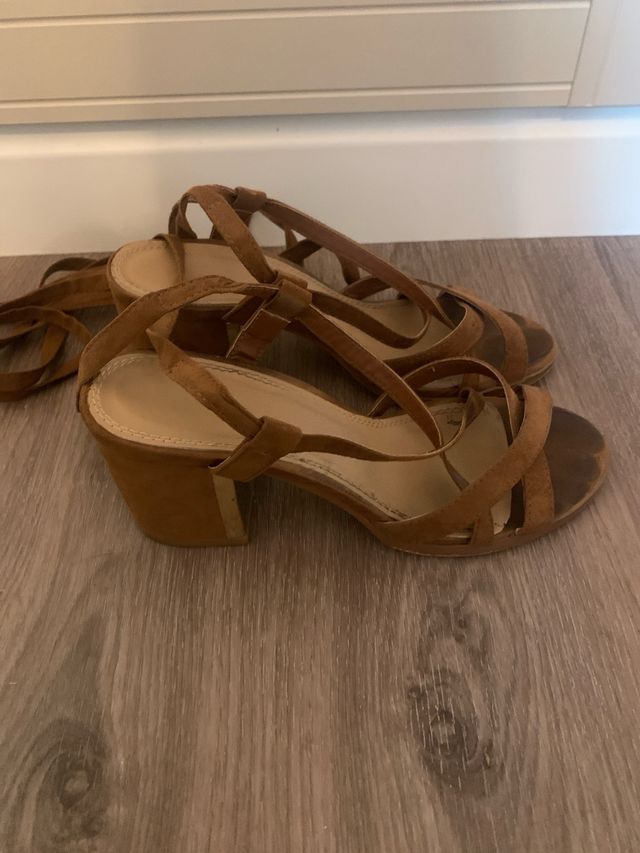 Sandalias de tacon marrones atadas al tobillo