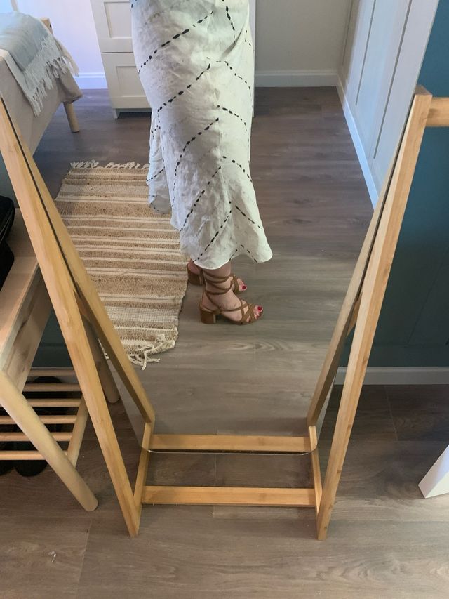 Sandalias de tacon marrones atadas al tobillo