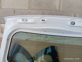 Portón trasero Ford fiesta