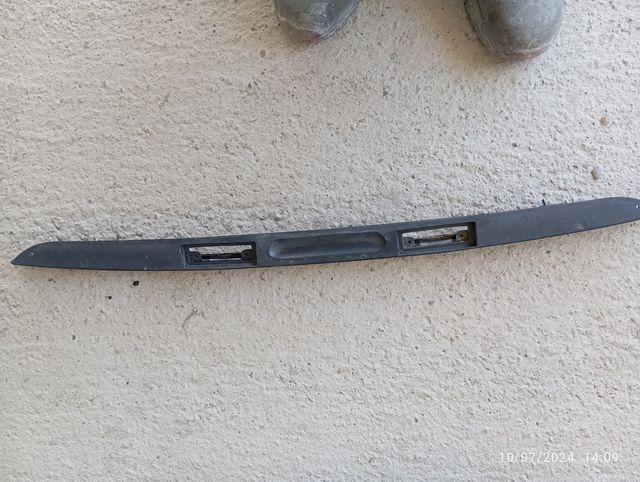 Rejilla portón Ford fiesta