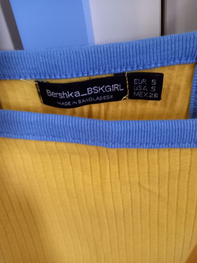 Top Bershka taglia S giallo celeste