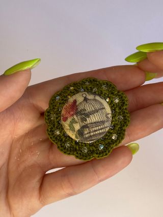 Broche retro vintage verde con brillantes