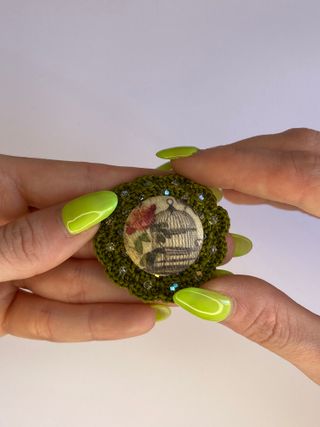 Broche retro vintage verde con brillantes