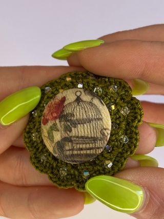 Broche retro vintage verde con brillantes