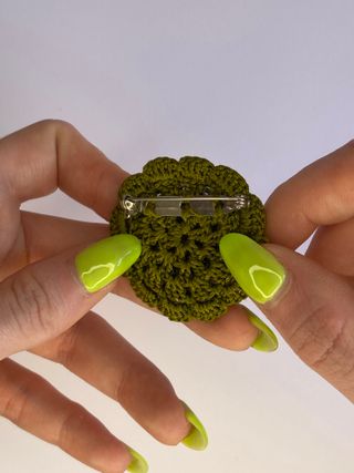 Broche retro vintage verde con brillantes