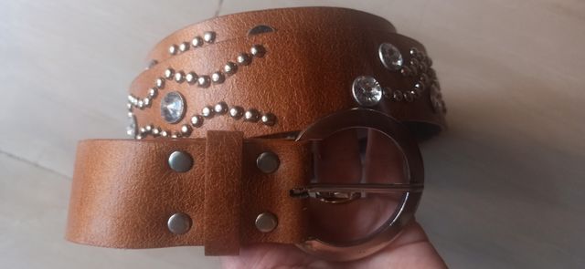 Cinta marrone con strass in buono stato